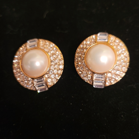 Oscar de la Renta Large Button Clip-on Earrings - Picture 4 of 6